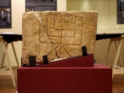Una di queste ha alla base due shofar, corni di ariete usati durante alcune celebrazioni 
